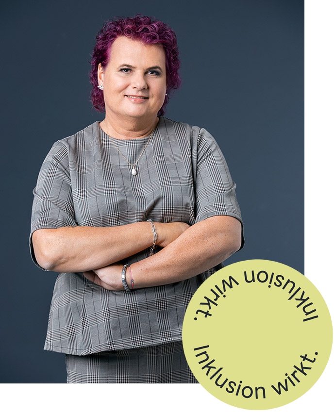 Lena Öllinger mit Badge "inklusion wirkt"
