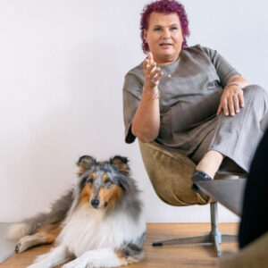 Lena sitzend mit Hund