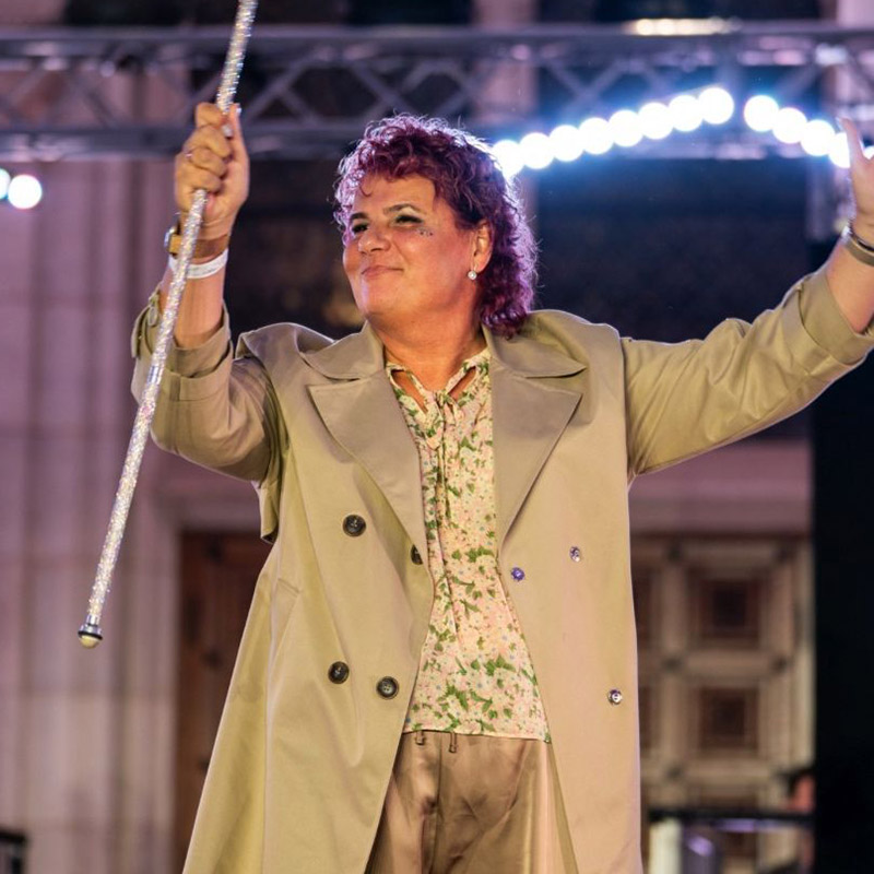 Lena auf einer Veranstaltung, hält einen Stab in der Hand